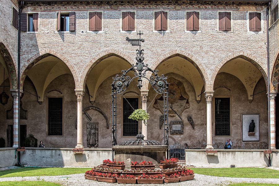 06 - Il Chiostro della Basilica.JPG